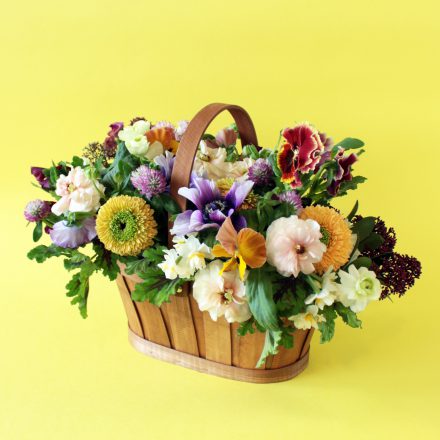 早春の花を集めて作るバスケットアレンジメント