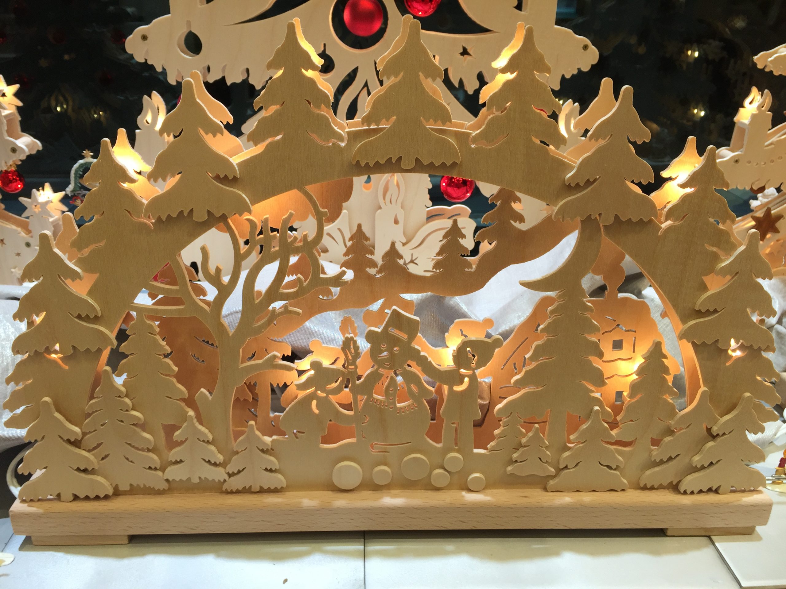 クリスマスにシュヴィブボーゲンの光の窓飾り | 花・フラワー