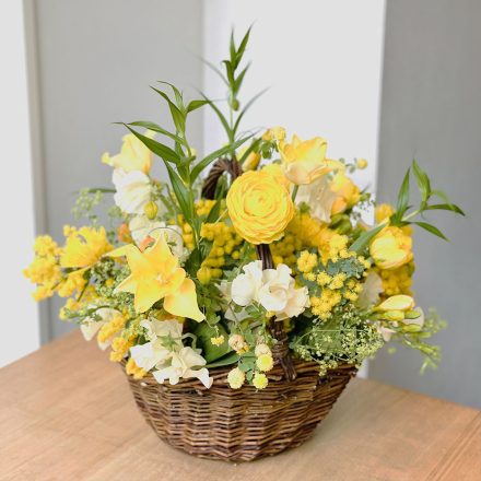 ミモザと黄色い花々を集めたバスケットアレンジメント （生花）